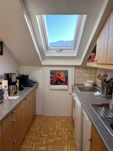 K�che_mit_gro�em_Dachfenster_Blick_aufs_Wettersteingebirge_&_Hausberg Charmantes, voll m�bliertes Dachgeschoss� ruhig, zentral & clever geschnitten � Privatverkauf