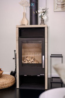 Kamin mit Steinmaske Modernes Reetdach-Haus am Strand des Bodstedter Bodden