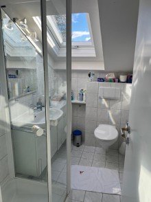 Badezimmer_mit_gro�em_Dachfenster Charmantes, voll m�bliertes Dachgeschoss� ruhig, zentral & clever geschnitten � Privatverkauf