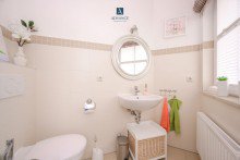 G�ste-WC Modernes Reetdach-Haus am Strand des Bodstedter Bodden