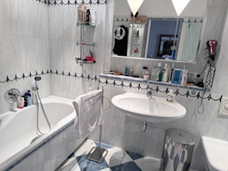 Badezimmer mit Badewanne & Dusche Wohnung Berlin