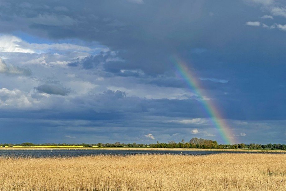 Der Bodden mit Regenbogen Haus Fuhlendorf