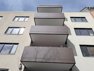 Hausansicht 4.OG Berlin Wohnung Traumwohnung in oberster Etage � ruhig, zentral & gro�e S�dloggia & Blick ins Gr�ne Privatverkauf