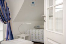 Holzt�ren mit Glaseins�tzen Modernes Reetdach-Haus am Strand des Bodstedter Bodden