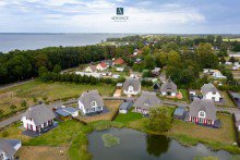 Luftbild der Siedlung Modernes Reetdach-Haus am Strand des Bodstedter Bodden