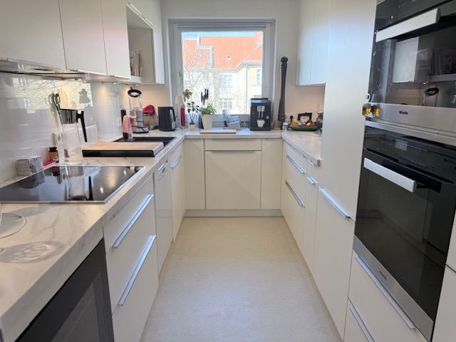 Komfortk�che mit Miele-Ger�ten Wohnung Berlin