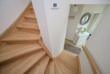 Treppenhaus mit Holztreppe Modernes Reetdach-Haus am Strand des Bodstedter Bodden