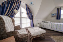 Schlafzimmer mit Gaubenfenster Modernes Reetdach-Haus am Strand des Bodstedter Bodden