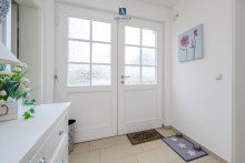 Entr�e im Erdgeschoss Modernes Reetdach-Haus am Strand des Bodstedter Bodden