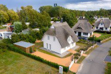 Gesamtansicht des Objektes Modernes Reetdach-Haus am Strand des Bodstedter Bodden