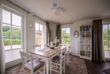 Essbereich mit Blick in den Garten Modernes Reetdach-Haus am Strand des Bodstedter Bodden