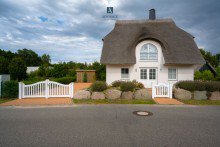 Ansicht des Ferienhauses Modernes Reetdach-Haus am Strand des Bodstedter Bodden