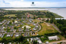 Von Wasser umgeben Modernes Reetdach-Haus am Strand des Bodstedter Bodden