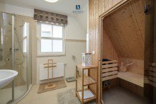 Badezimmer mit Sauna und Dusche Modernes Reetdach-Haus am Strand des Bodstedter Bodden