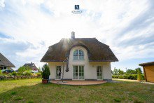 Gartenansicht mit Grillplatz Modernes Reetdach-Haus am Strand des Bodstedter Bodden